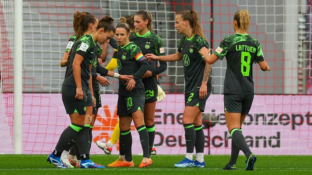 Die Spielerinnen des VfL Wolfsburg bejubeln ihren Treffer im Spiel gegen RB Leipzig.