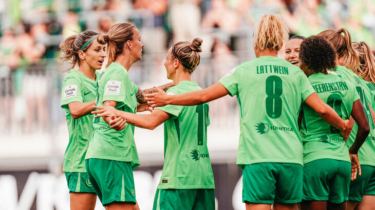 Der VfL-Wolfsburg-Spielerinnen jubeln zusammen.