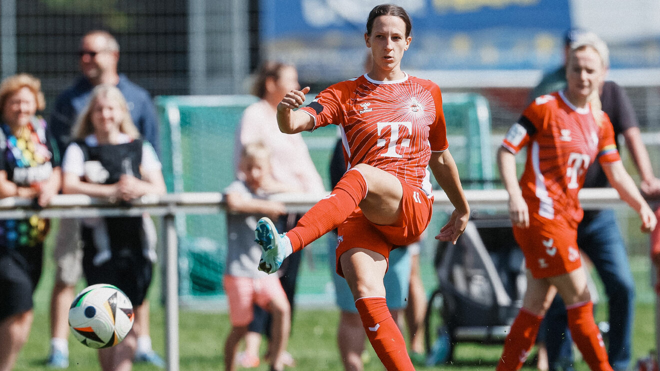 Die ehemalige VfL-Wolfsburg-Spielerin Sara Agrez spielt im Trikot von Köln den Ball.