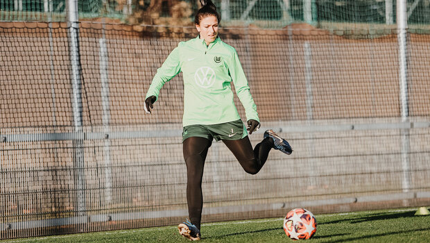 Eine VfL-Spielerin tritt mit dem linken Fuß den Ball.
