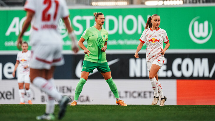 VfL-Wolfsburg-Spielerin Alexandra Popp steht auf dem Spielfeld.