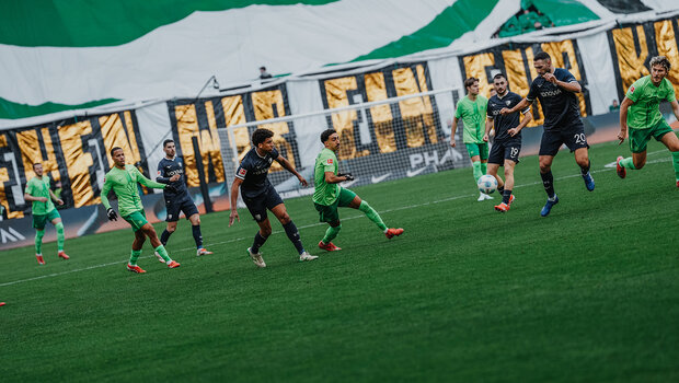 VfL-Wolfsburg-Spieler Tiago Tomas im Laufduell.