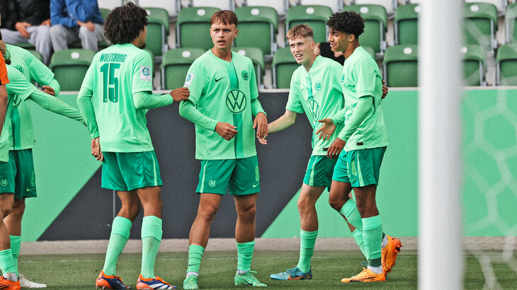 Die U19 Spieler vom VfL Wolfsburg jubeln zusammen.