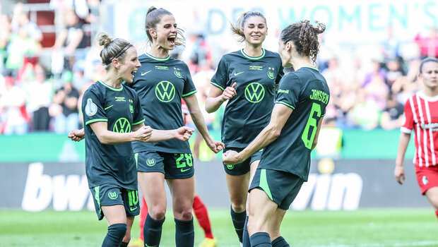 Tabea Sellner und ihre Teamkolleginnen jubeln auf dem Spielfeld.