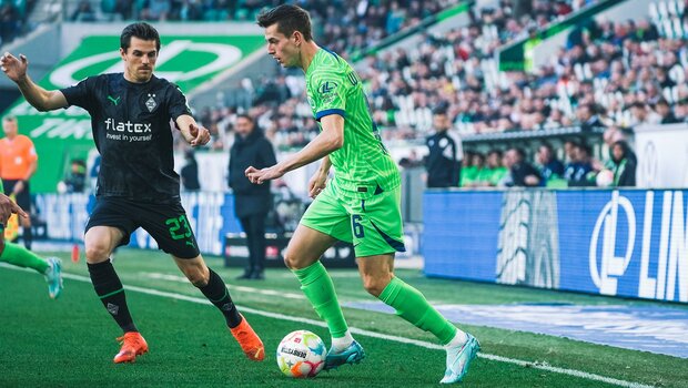 VfL-Wolfsburg-Spieler Jakub Kaminski im Zweikampf mit einem Gegenspieler.
