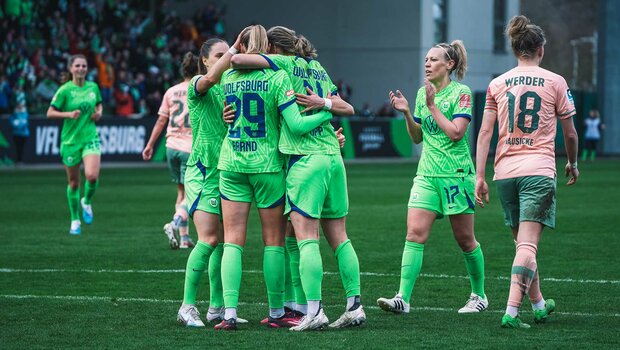 Die Spielerinnen des VfL-Wolfsburg jubeln über einen Treffer im Spiel gegen Bremen.