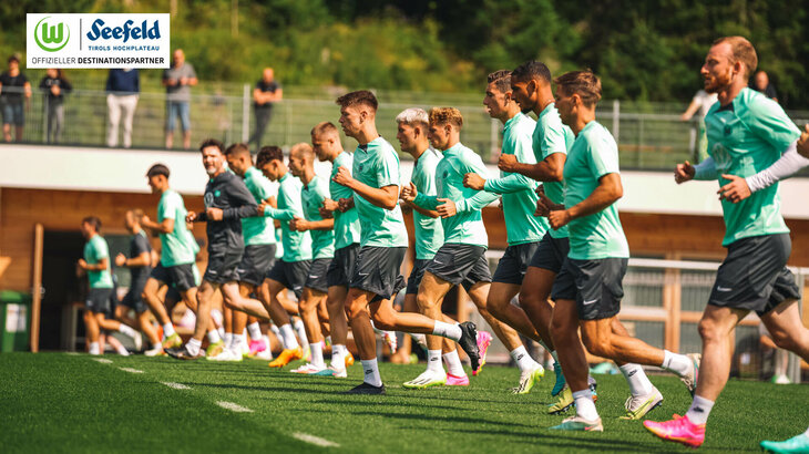 Die VfL-Wolfsburg-Spieler laufen auf dem Trainingsplatz.
