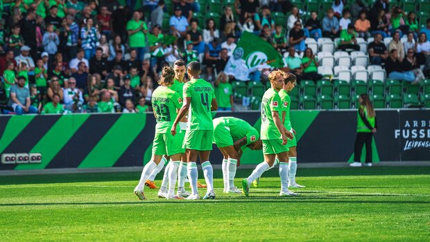 Die Spieler des VfL Wolfsburg freuen sich nach ihren Treffer.