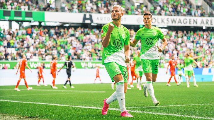 VfL-Wolfsburg-Spieler Jonas Wind jubelt nach einem Tor.