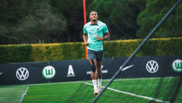 Der VfL-Wolfsburg-Spieler Amin Sarr läuft auf dem Trainingsplatz.