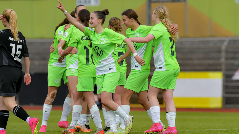 Die U17-Spielerinnen vom VfL Wolfsburg jubeln zusammen.