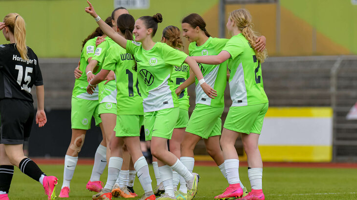 Die U17-Spielerinnen vom VfL Wolfsburg jubeln zusammen.