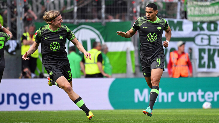 Die VfL-Wolfsburg-Spieler Maxence Lacroix und Sebastiaan Bornauw jubeln zusammen.