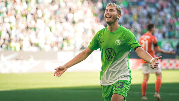VfL-Wolfsburg-Spieler Jonas Wind lacht.