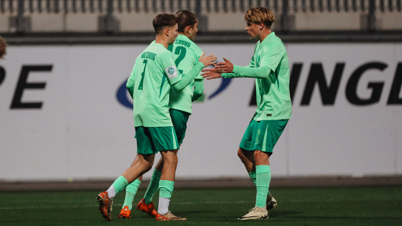 VfL-Spieler Marko Mandity jubelt mit seinem Mitspieler.
