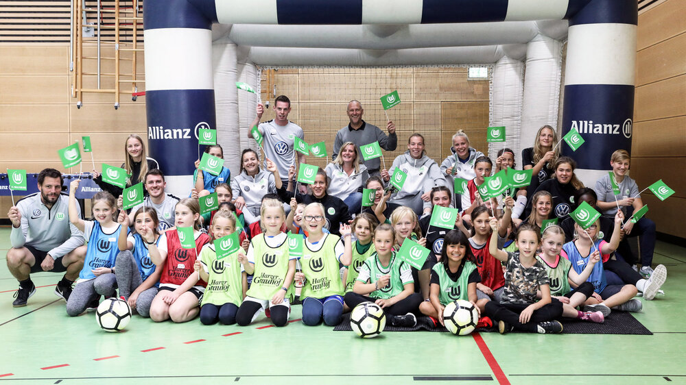 Gruppenbild der teilnehmenden Mädchen SPielerinnen und Verantwortlichen des VfL.