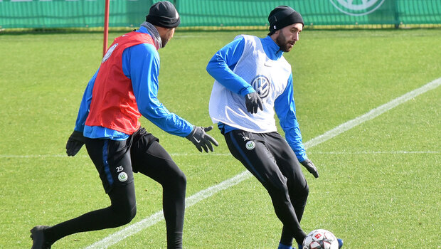 Admir Mehmedi passt den Ball beim Training des VfL Wolfsburg.