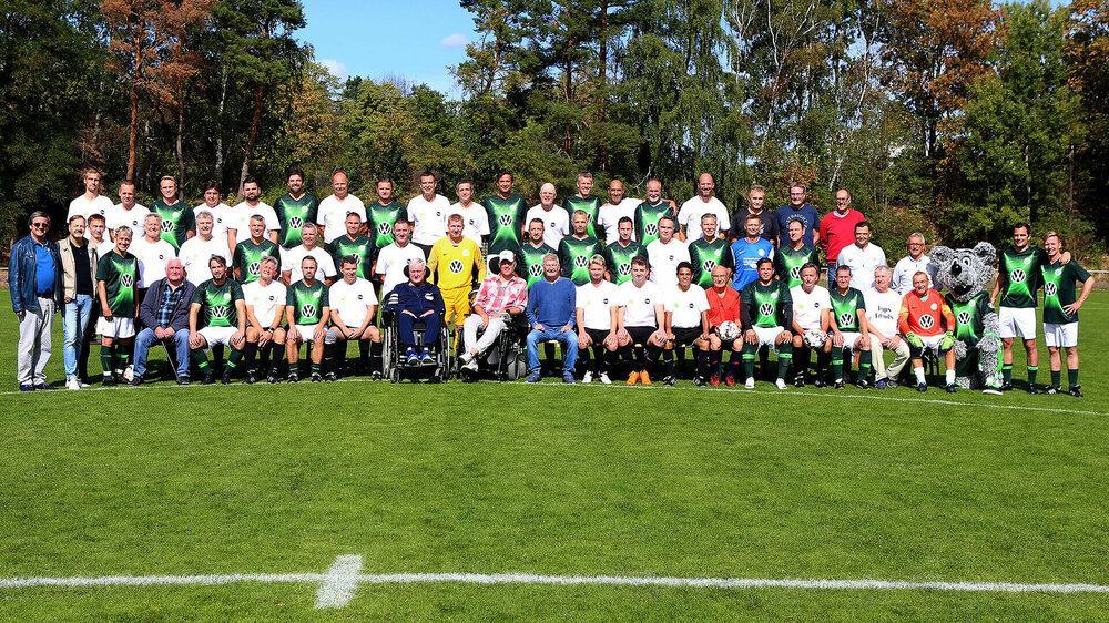 Gruppenbild Benefizspiel des VfL-Wolfsburg.