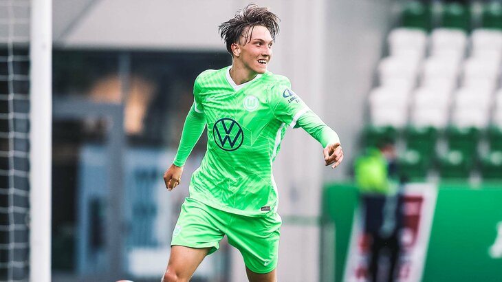 Sean Busch von VfL Wolfsburgs U19 bejubelt sein Tor im Spiel gegen Eintracht Braunschweig.