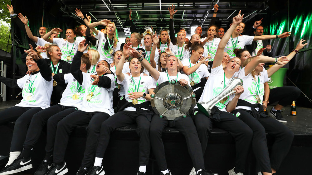 Die Frauen des VfL Wolfsburg werden vor dem Rathaus in Wolfsburg von ihren Fans empfangen und feiern gebührend ihr Saison-Double.