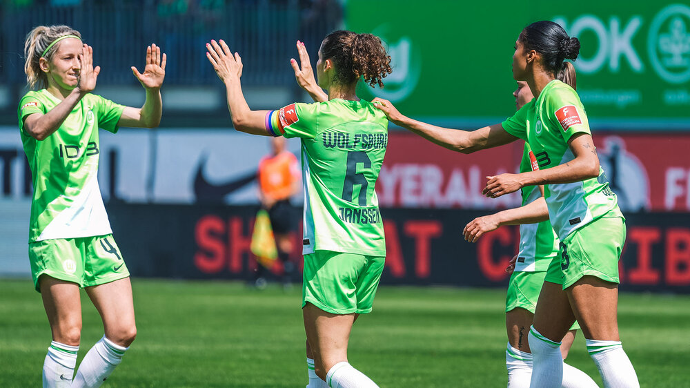 Die beiden VfL-Wolfsburg-Spielerinnen Kathy Hendrich und Dominique Janssen klatschen sich ab.