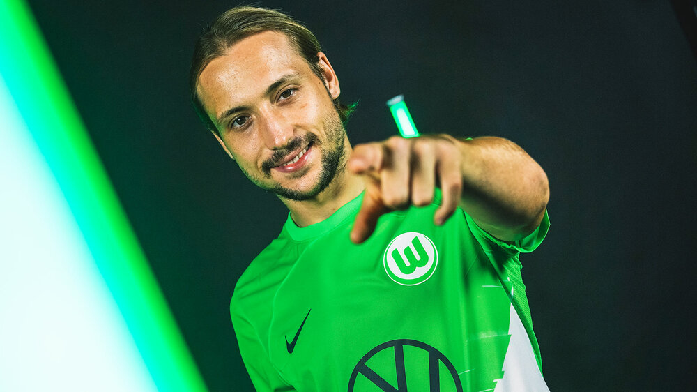 Lovro Majer, Neuzugang des VfL Wolfsburg, lacht in die Kamera.