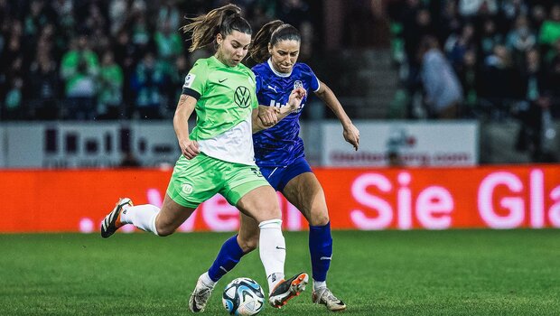 VfL-Wolfsburg-Spielerin Lena Oberdorf läuft mit dem Ball.