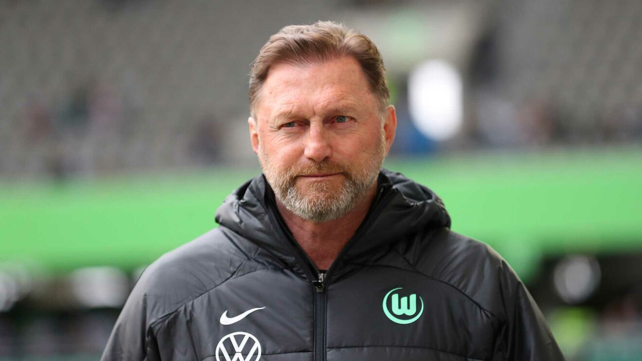 VfL Wolfsburg Trainer Ralph Hasenhüttl schaut mit ernster Miene in die Kamera.