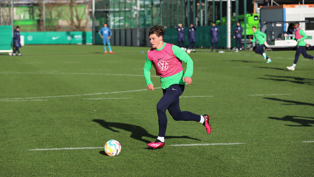 Der VfL Wolfsburg-Spieler läuft mit dem Ball.