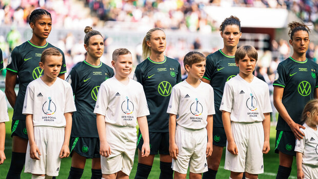 Die VfL-Wolfsburg-Spielerinnen mit ihren Einlaufkindern.