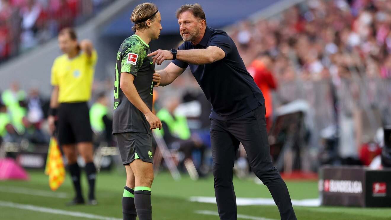 VfL-Wolfsburg-Trainer Ralph Hasenhüttl an der Seitenlinie im Gespräch mit Lovro Majer.