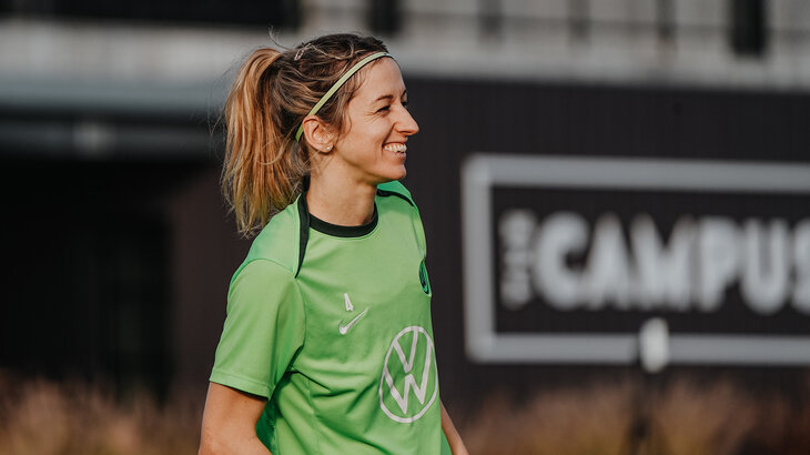 VfL-Wolfsburg-Spielerin Kathy Hendrich lacht.