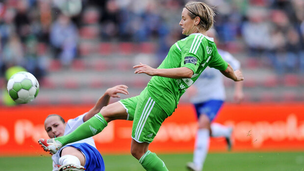 VfL Wolfsburg Spielerin Martina Müller im Zweikampf im ersten Europapokalspiel der Wölfinnen.