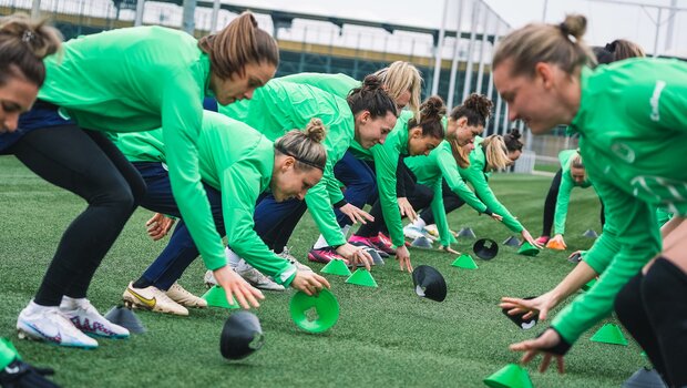 Die Spielerinnen des VfL-Wolfsburg beim Training. Sie arbeiten gemeinsam, mithilfe von Hütchen,an ihren Reflexen.