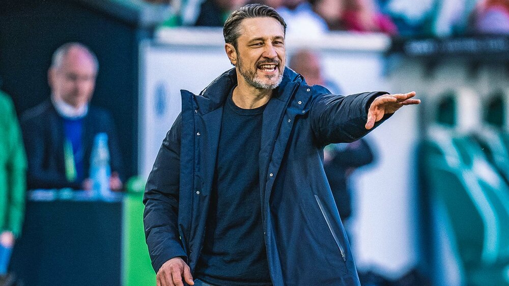 VfL-Wolfsburg-Trainer Niko Kovac steht am Spielfeldrand und gibt mit der Hand Anweisungen.