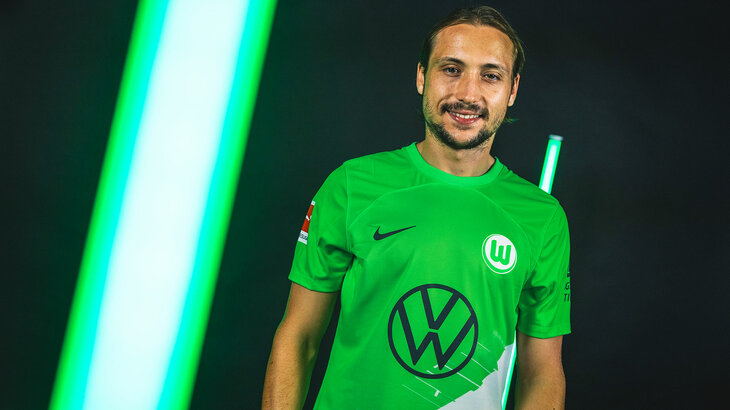 Lovroa Majer lächelnd im Heimtrikot des VfL Wolfsburg.