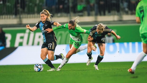 Die VfL-Wolfsburg-Spielerin Jule Brand im Zweikampf um den Ball.