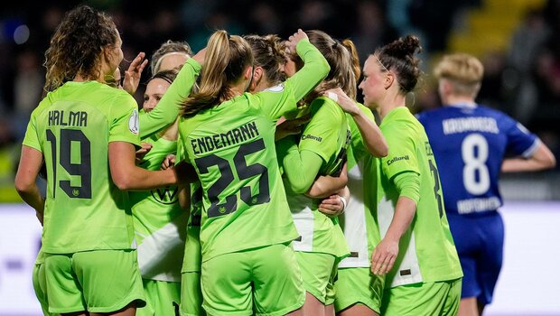 Die Frauen des VfL Wolfsburg jubeln zusammen nach einem erzielten Treffer im DFB-Pokal-Viertelfinale gegen die TSG Hoffenheim.
