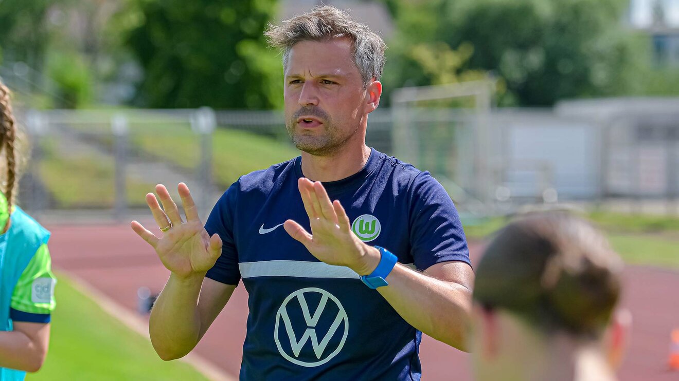 VfL-Wolfsburg Frauen Nachwuchstrainer gibt Anweisungen im Training.