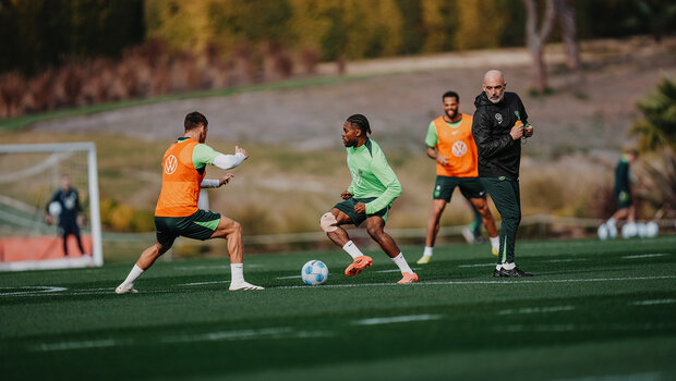 VfL-Wolfsburg-Spieler Ridle Baku dribbelt im Trainingslager durch seine Mitspieler.