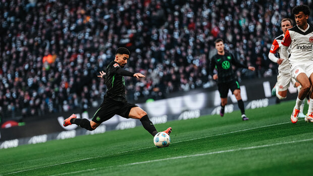 VfL-Wolfsburg-Spieler Mohammed Amoura schießt den Ball.