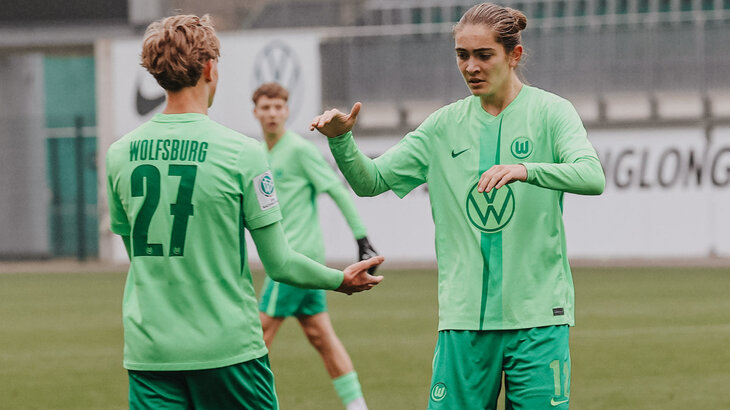 Zwei Spieler der U17-Mannschaft des VfL Wolfsburg klatschen sich ab.