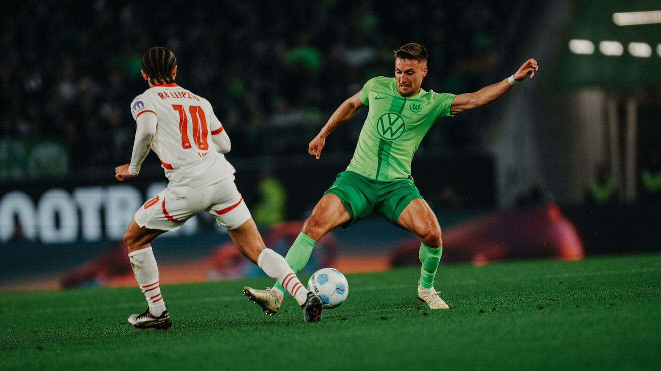 Der VfL-Wolfsburg-Spieler Kilian Fischer im Zweikampf um den Ball.