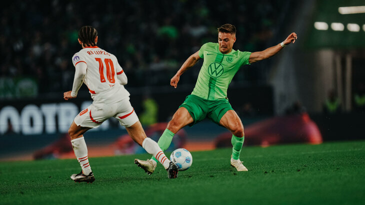 Der VfL-Wolfsburg-Spieler Kilian Fischer im Zweikampf um den Ball.