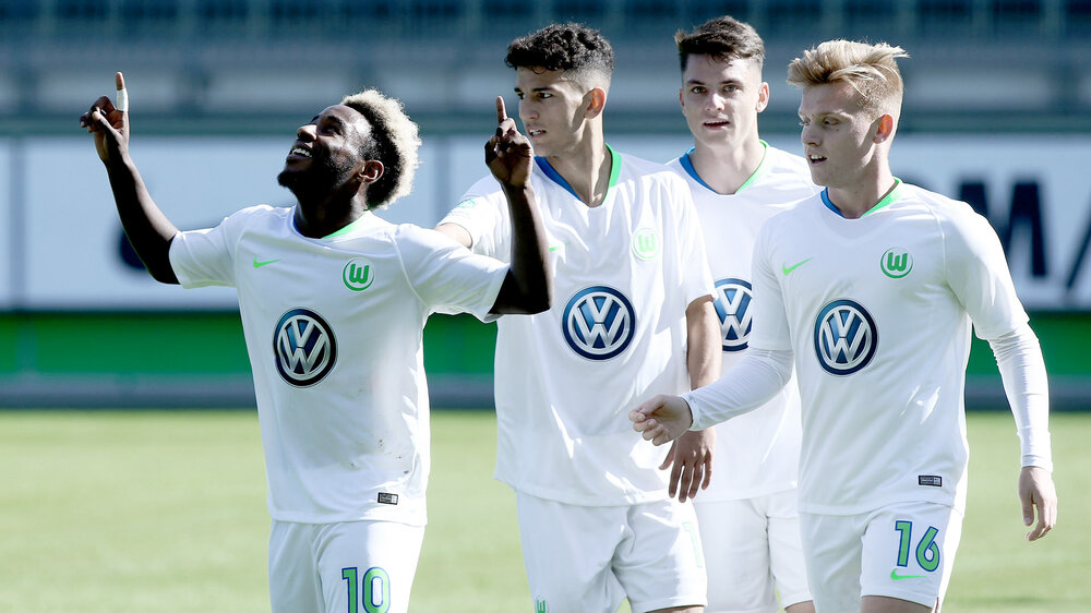 Die Spieler der U19 des VfL Wolfsburg jubeln.