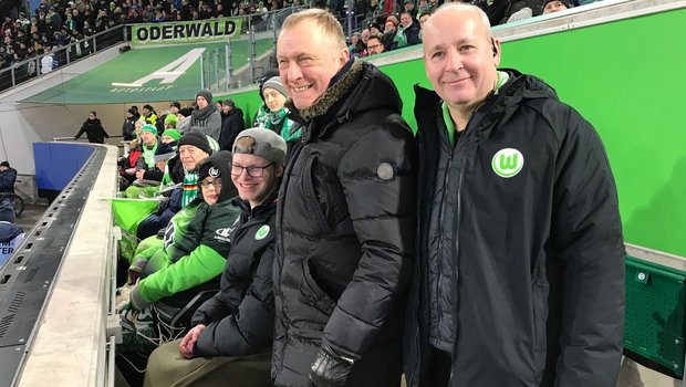 Der Fanbeauftragte vom VfL Wolfsburg für Fans mit Behinderungen, Andreas Marks, steht bei den grün-weißen Fans auf den Rollstuhlfahrerplätzen.