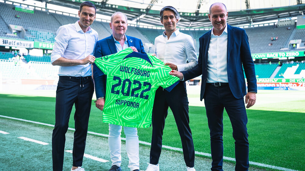 Vorstellung des neuen Sponsoringpartners Supponor mit Trikot des VfL Wolfsburg.
