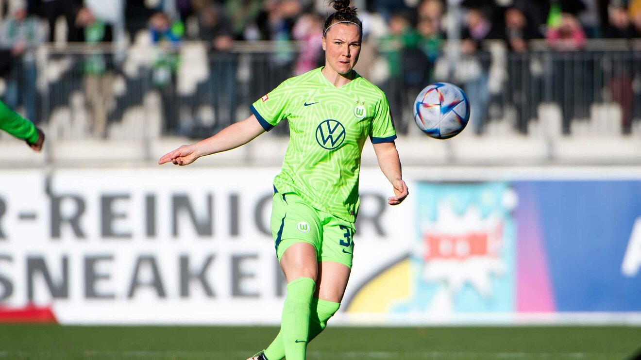 Die VfL Wolfsburg-Spielerin Marina Hegering schaut auf den Ball.