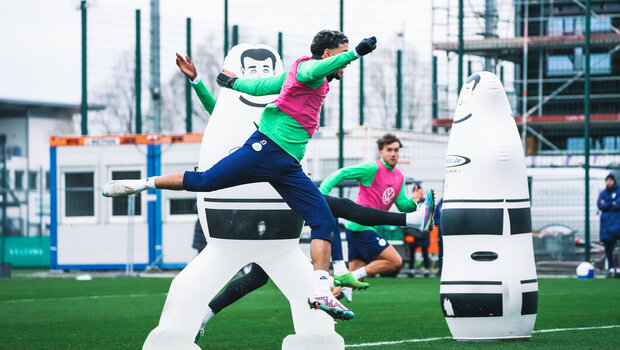 Omar Marmousch springt beim Training des VfL Wolfsburg. 