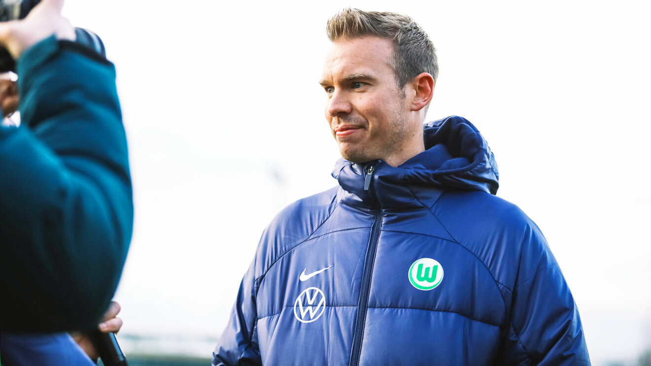 VfL-Wolfsburg-Trainer Tommy Stroot vor den Medien.